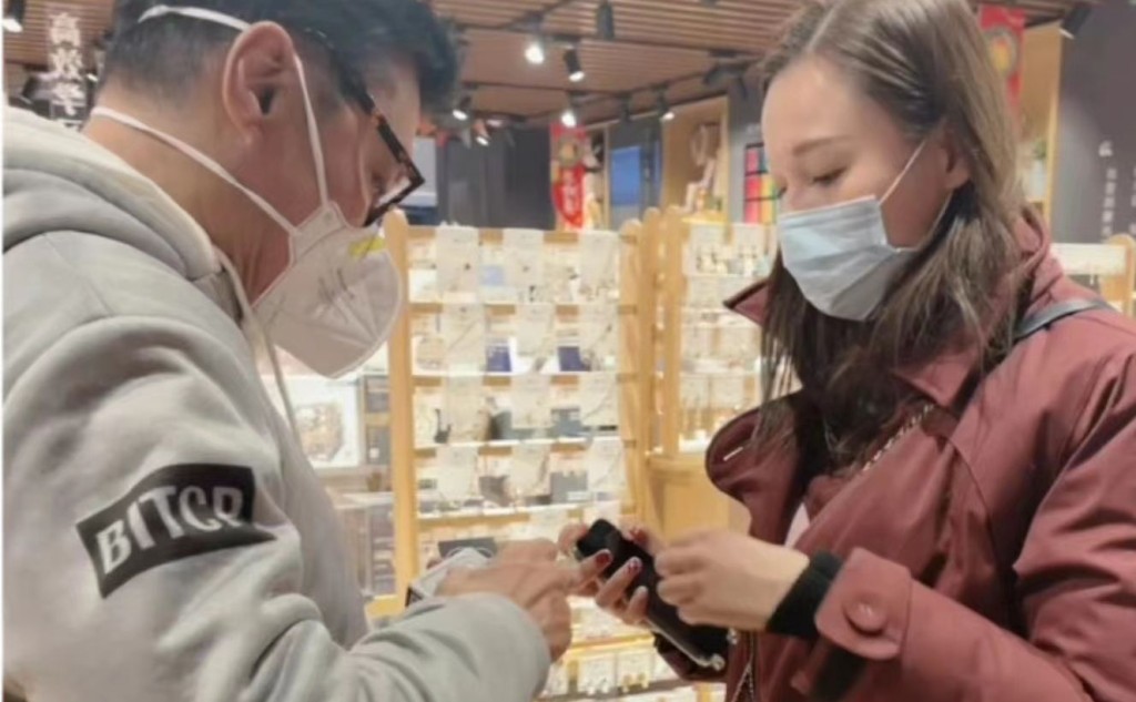 林鈺洧每逢途經內地都會爸爸。